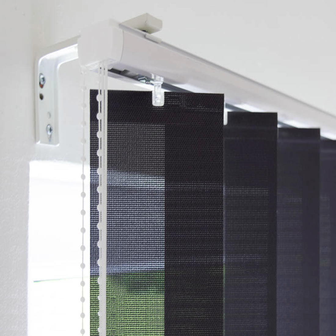 Lamellenvorhang mit Wandwinkeln an der Wand montiert